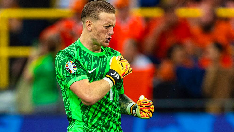 Jordan Pickford feiert das zwischenzeitliche 1:1 der Engländer.