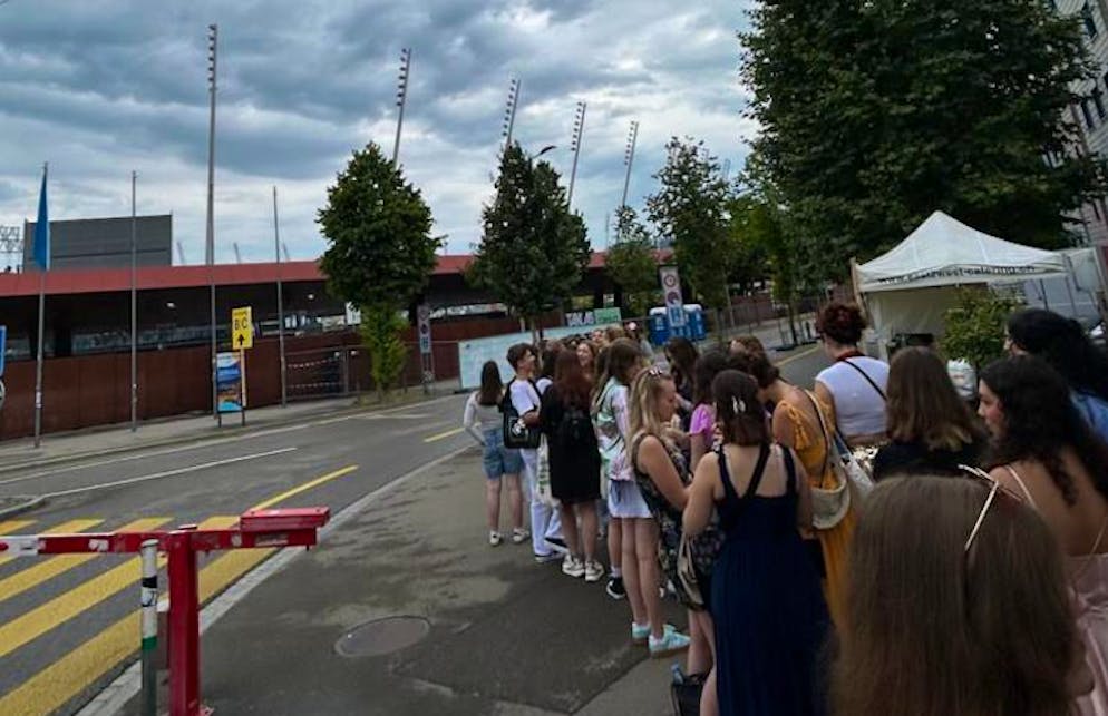 Schon wieder mehrere hundert Fans vor dem Letzigrund am Mittwochmorgen