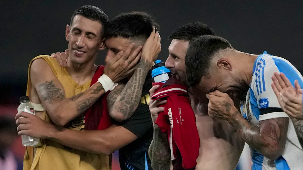 Ángel Di María, Enzo Fernández, Lionel Messi und Nicolás Otamendi (v.l.n.r.) feiern den Finaleinzug. 