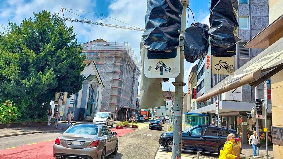 The traffic lights on Bahnhofstrasse in Aarau will remain covered for the time being and the central reservation will remain in place until a decision has been made on the future traffic regime.