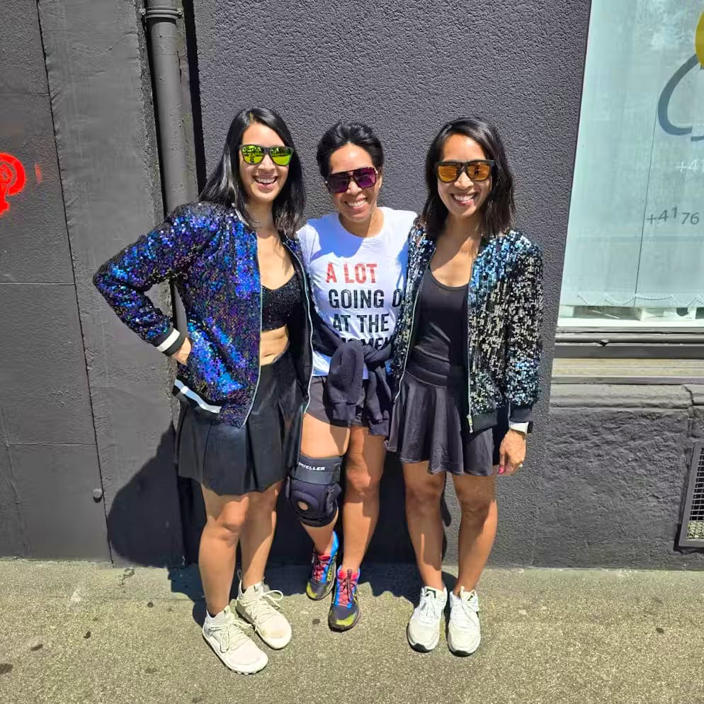 Obwohl nicht alle ein gültiges Ticket haben, haben sich Catherine Nguyen (links) und ihre beiden Schwestern heute im Swiftie-Look auf den Weg zum Stadion Letzigrund gemacht.