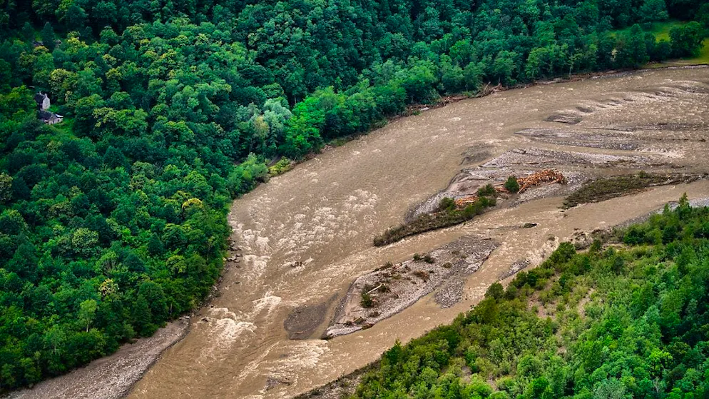 The search for the three missing persons in the Maggia Valley is currently suspended: The flooding Maggia after the storms. (archive picture)