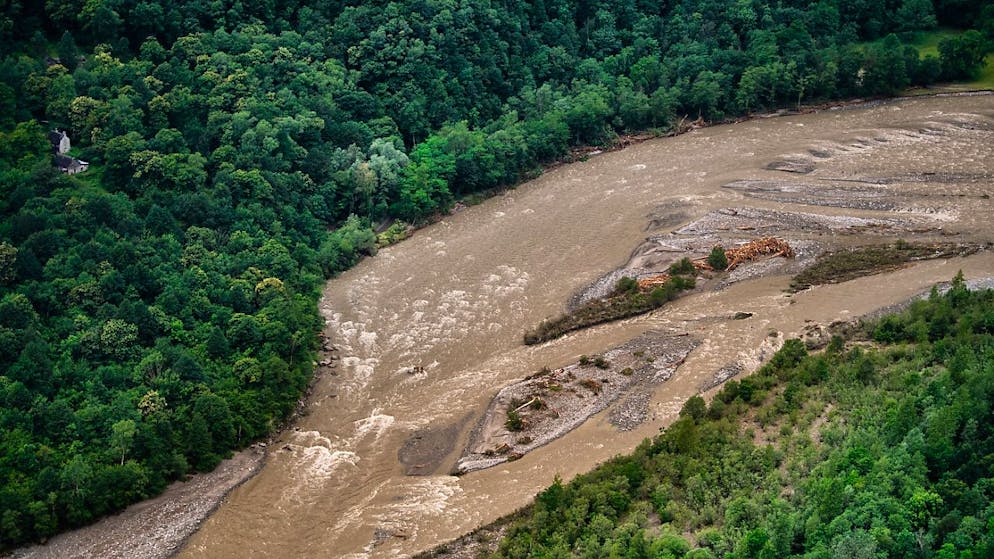 Die Suche nach den drei Vermissten im Maggiatal ist derzeit unterbrochen: Die hochgehende Maggia nach den Unwettern. (Archivbild)