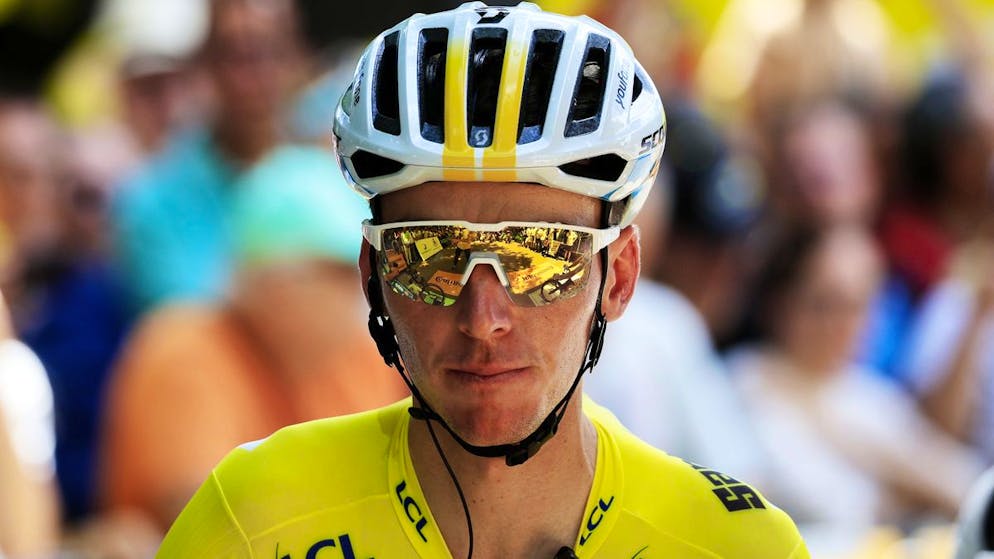 Tour de France. Romain Bardet célébré par ses supporters dans son virage