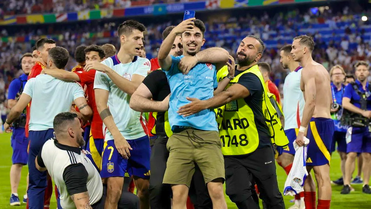 Strange scene in the European Championship semi-final. Steward tackles Spain captain Morata because of selfie hunter