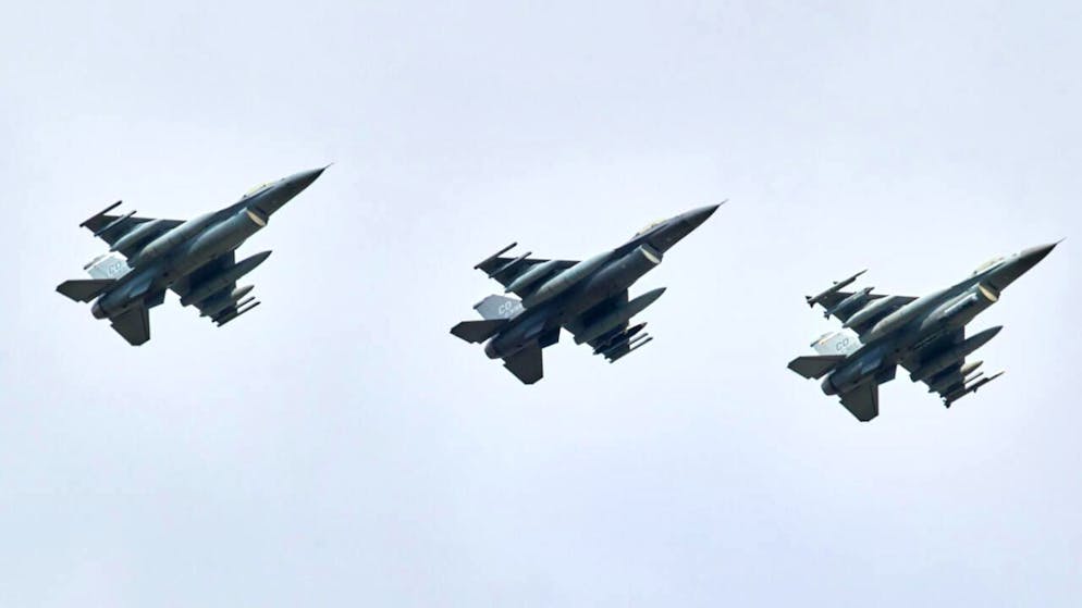 ARCHIV - Drei Kampfjets vom Typ F-16 aus den USA fliegen in Formation. Foto: Georg Wendt/dpa