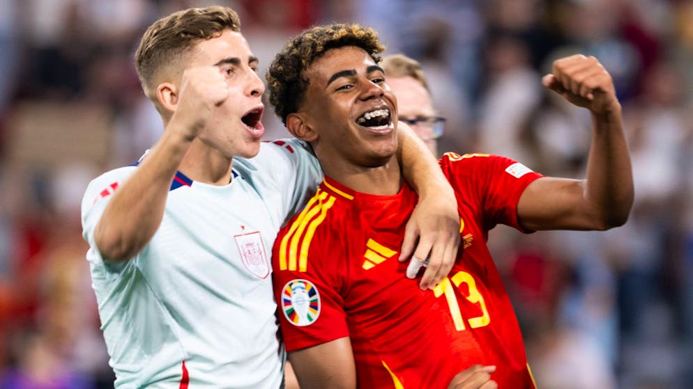 Rekordmann Lamine Yamal (rechts) feiert den Final-Einzug.