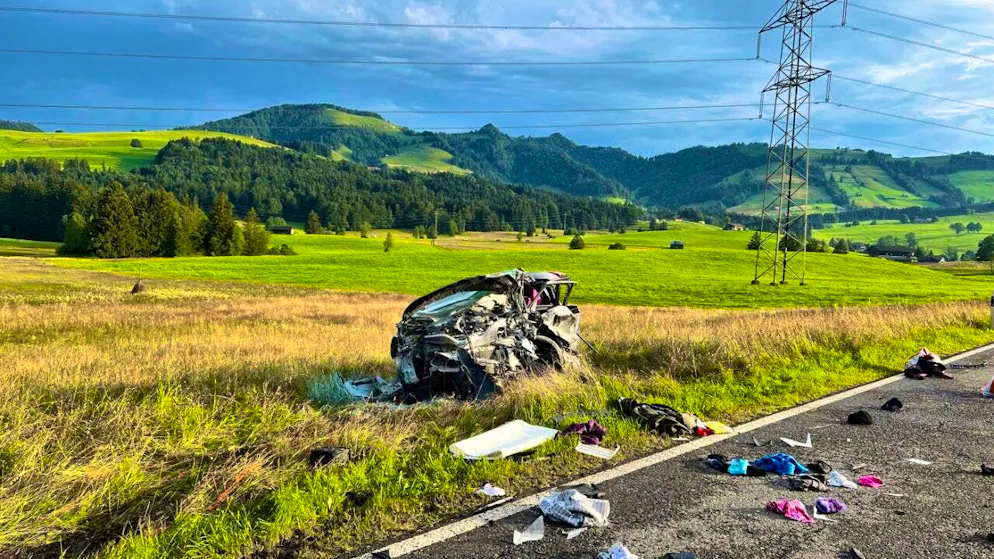 A 68-year-old driver died in a head-on collision in Ricken SG. His vehicle was thrown into the grassland and he was trapped inside.