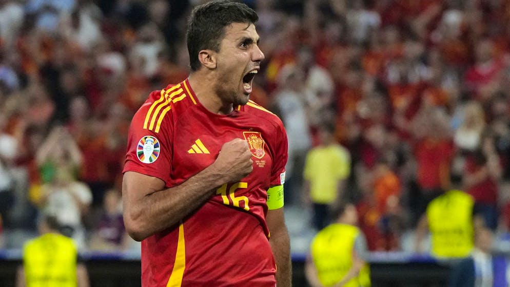 L'antidivo. Rodri, uomo chiave della Spagna, invece della Ferrari guida una Opel Corsa usata