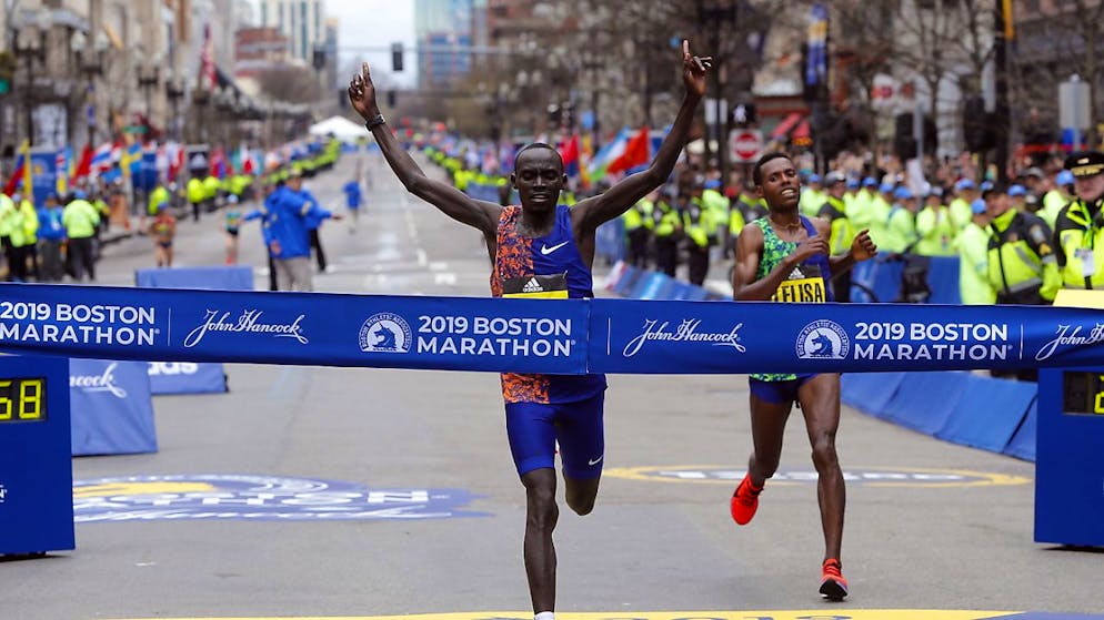 So wird Lawrence Cherono nicht mehr jubeln können: Der Sieger des Boston Marathons wird für sieben Jahre gesperrt.