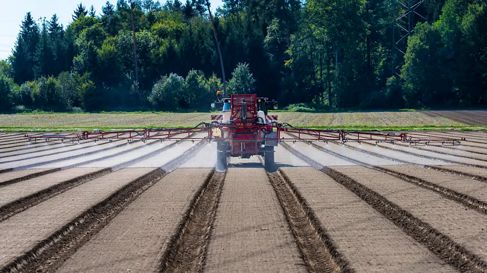 L'uso di pesticidi rappresenta ancora un problema per i corsi d'acqua svizzeri.