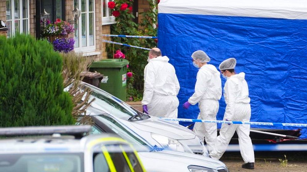 Beamte der Spurensicherung arbeiten am Tatort in Bushey, an dem drei Frauen mit schweren Verletzungen aufgefunden wurden 