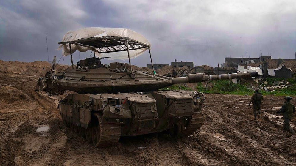 ARCHIVE - Israeli soldiers walk past a tank during the ground offensive in the Gaza Strip. Photo: Sam McNeil/AP/dpa