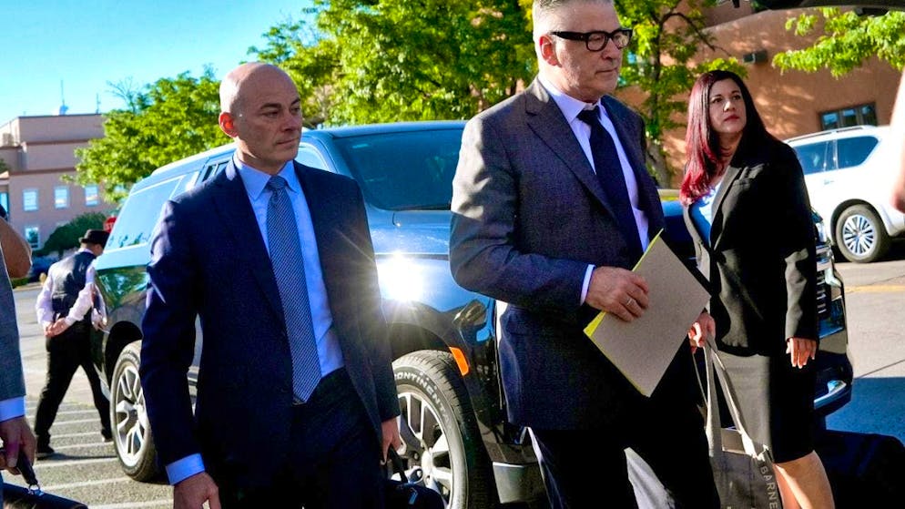 US actor Alec Baldwin (r) and his lawyer Luke Nikas arrive for jury selection for his involuntary manslaughter trial. Photo: Ross D. Franklin/AP/dpa