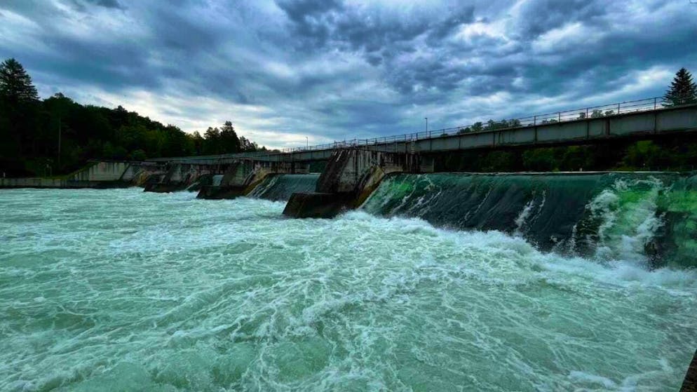 A rubber dinghy carrying two people was washed over the Rheinau weir on Tuesday evening. A 37-year-old man has been missing ever since.