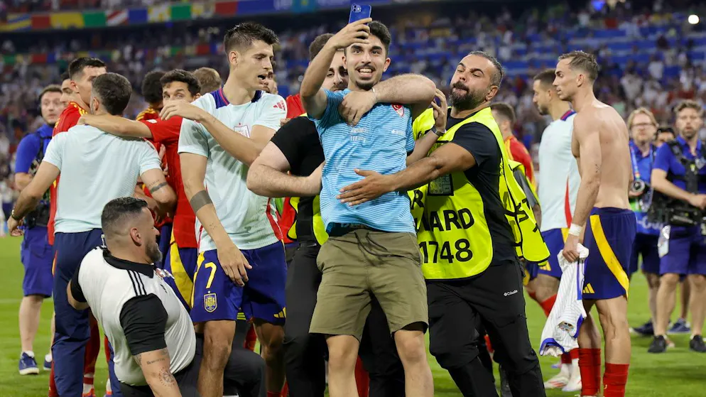 Skurrile Szene im EM-Halbfinal. Ordner grätscht Spanien-Captain Morata wegen Selfie-Jäger um