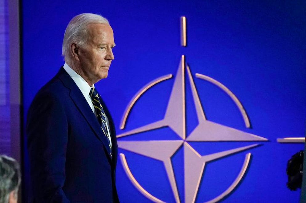 US-Präsident Joe Biden betritt im Andrew W. Mellon Auditorium am Rande des NATO-Gipfels in Washington.