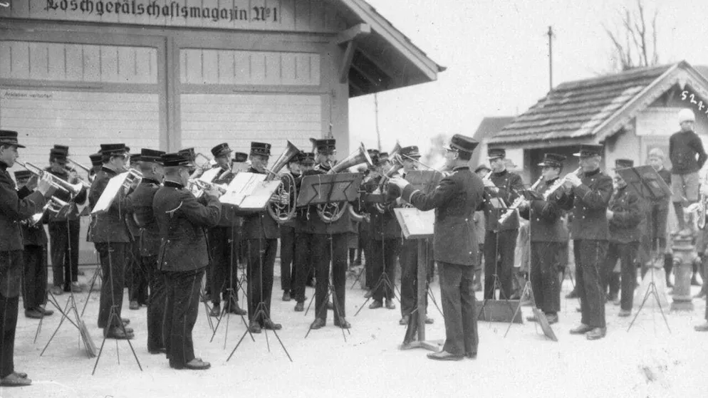 Bernmobil celebrates the 100th anniversary of its first bus line - Gallery. The opening of the bus route in Bümpliz-Bachmätteli was also accompanied by musical entertainment.