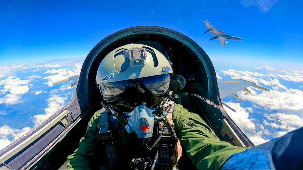 Ein chinesischer Kampfjet-Pilot nimmt an Militärübungen um Taiwan teil. ( 2023).
