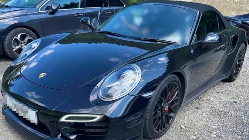 Le due auto sportive sono sfrecciate sul Flüela ad una velocità netta di 148 km/h, lungo un tratto stradale dove il limite di velocità è di 80 km/h.