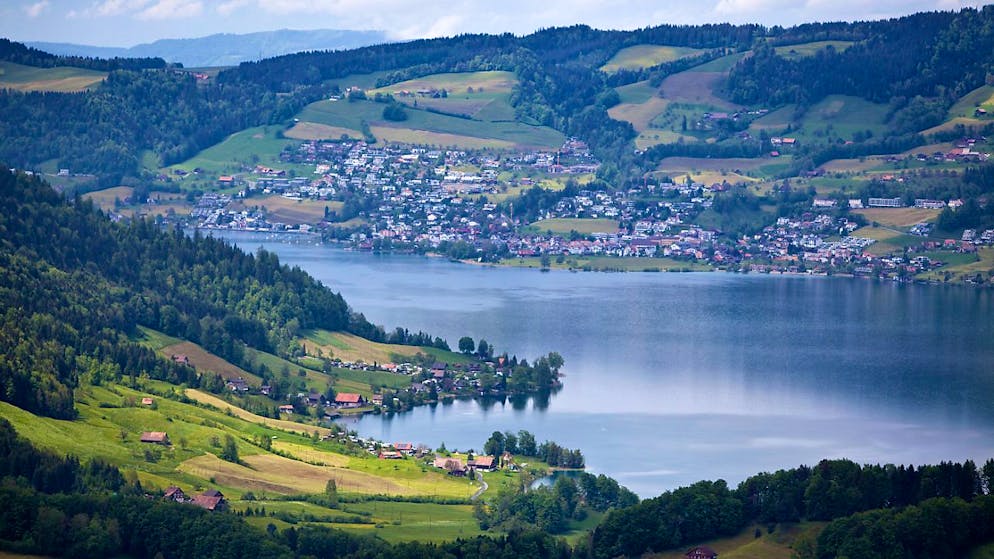 Vorübergehend keine Aussicht auf den Aegerisee: Die Sattel-Hochstuckli-Drehgondelbahn steht wegen eines technischen Defekts für rund eine Woche still. (Archivbild)