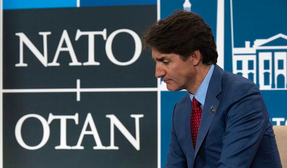 Kanadas Premierminister Justin Trudeau hört dem neuseeländischen Premierminister Christopher Luxon (nicht im Bild) vor einem Treffen auf dem NATO-Gipfel in Washington zu Canadian Press/AP