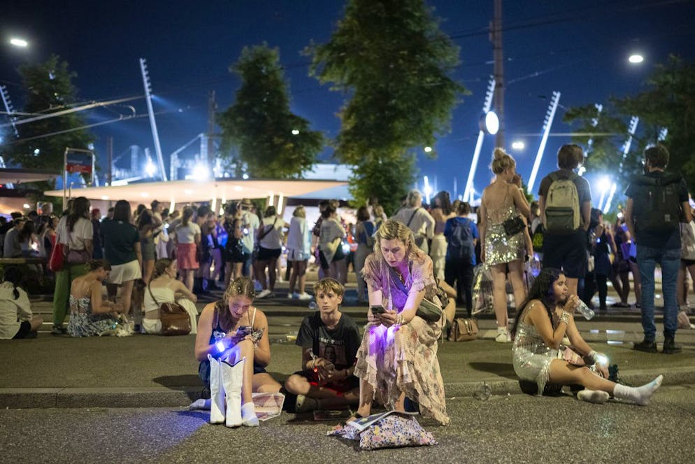 Auch ausserhalb des Stadions verfolgen stilgerecht gekleidete Swifties das Konzert ihres Idols.