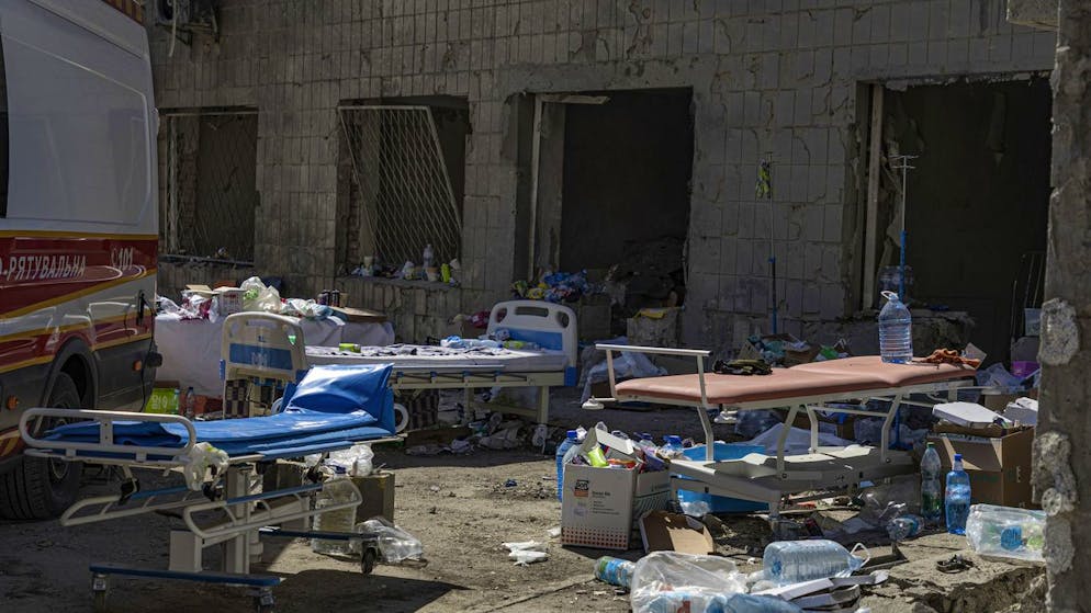 Fahrbare Krankentragen vor dem Kinderspital, das am Montag (8. Juli 2024) von einem russischen Marschflugkörper getroffen wurde.