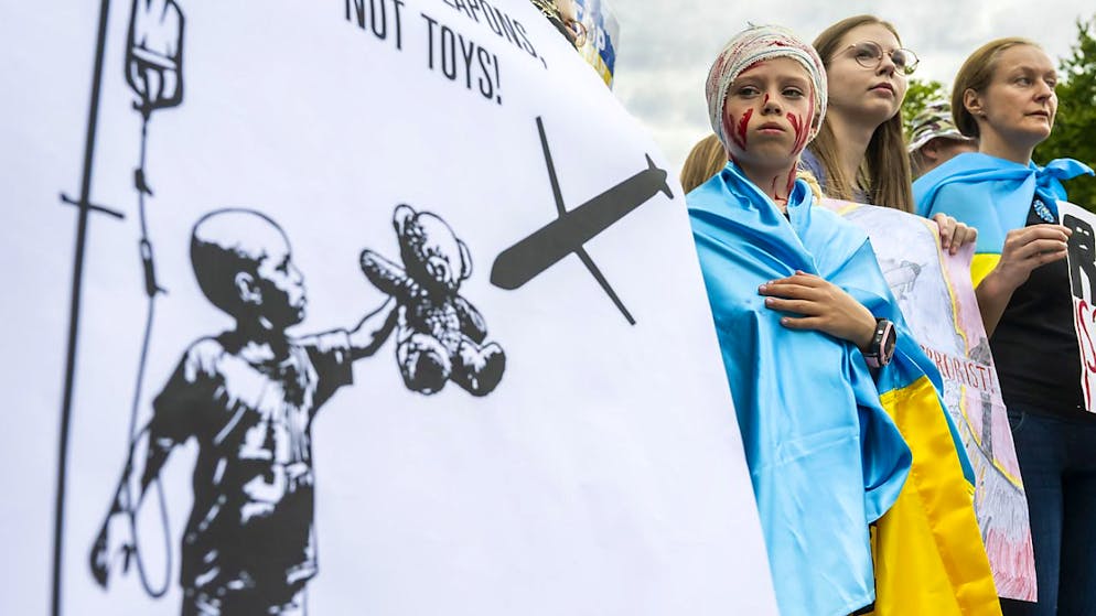 An der Kundgebung in Genf gegen den russischen Angriff auf ein Kinderspital in Kiew vom Montag nahmen auch Kinder teil.