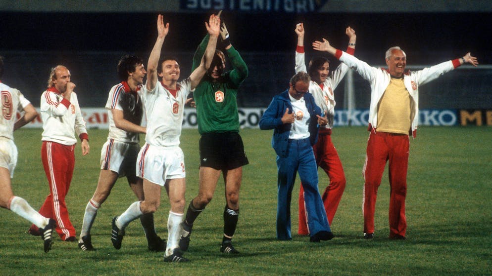 Die Tschechoslowaken feiern ihren dritten Platz an der EM 1980.