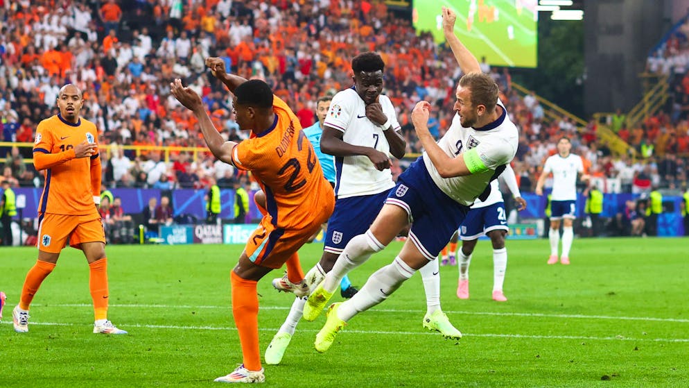 Der Niederländer Denzel Dumfries (links) bringt Englands Harry Kane im Strafraum zu Fall.