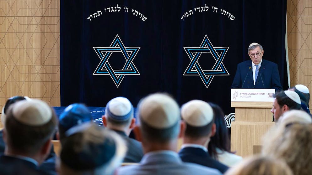 Der Vizepräsident des Zentralrats der Jüdinnen und Juden in Deutschland, Abraham Lehrer, hält bei der Eröffnung einer Synagoge in Potsdam im Juli eine Rede. Laut einer EU-Umfrage verunsichert Antisemitismus viele Juden in Europa.
