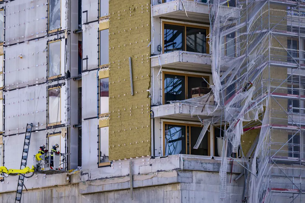 Crollo impalcatura a Prilly. Il grave incidente si è verificato nel cantiere del «Malley Phare», un progetto di elevazione in legno di 14 piani adiacente alla parte occidentale del centro commerciale Malley Lumières, accanto alla Vaudoise Aréna.