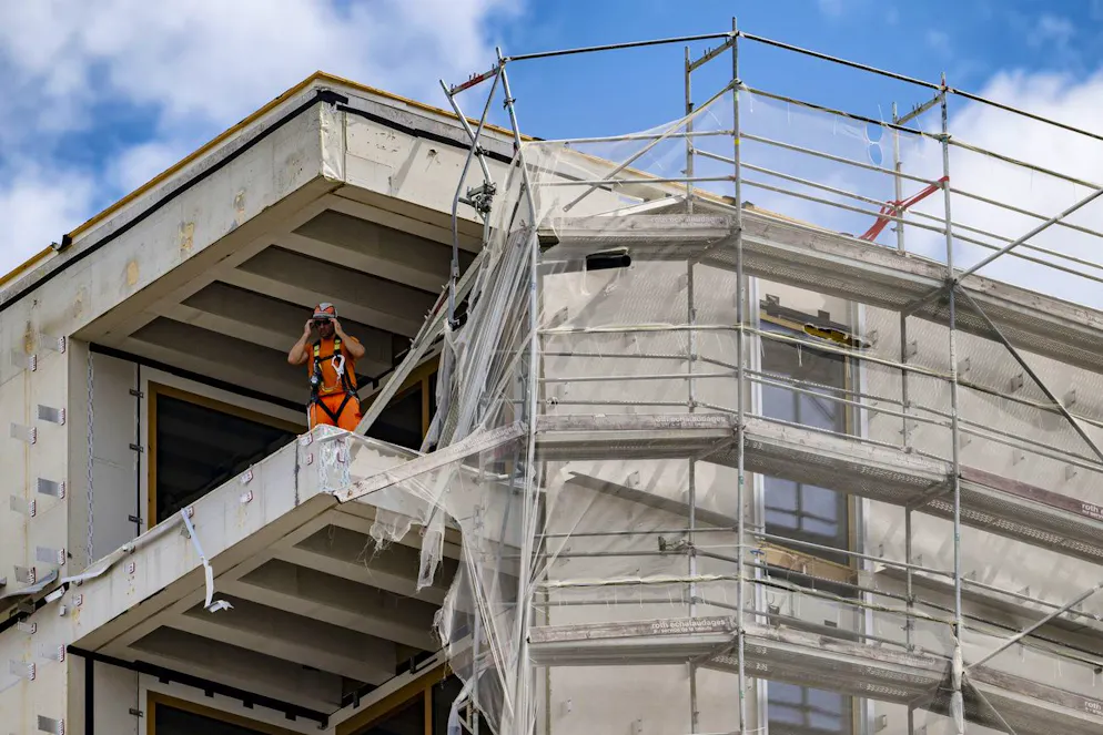 Crollo impalcatura a Prilly. Un soccorritore osserva la situazione dall'alto.