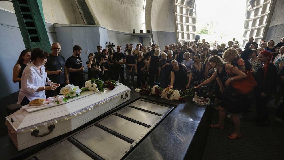 Freunde, Verwandte und Kollegen nehmen am 11. Juli in Kiew Abschied von einer Angestellten des Kinderspitals, die am 8. Juli getötet worden ist.