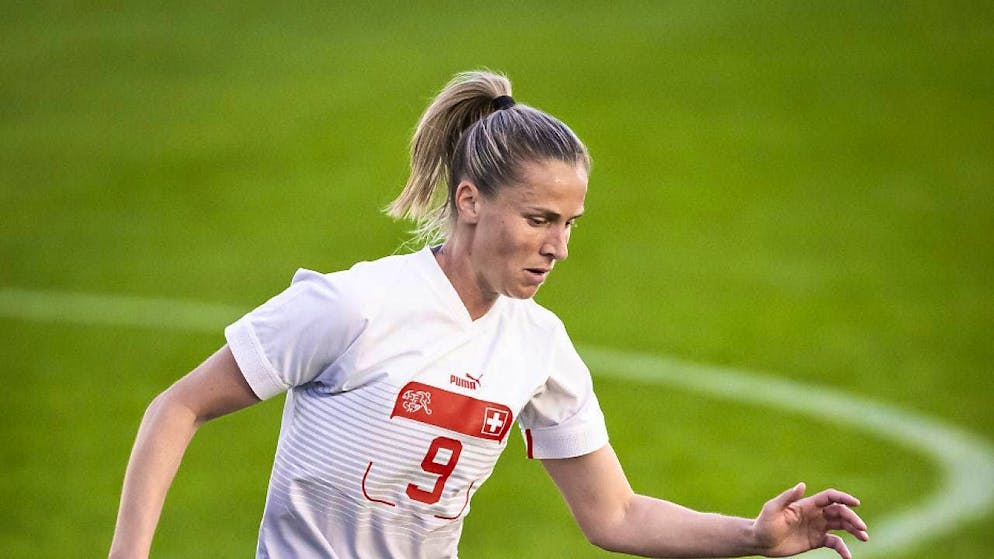Strong performance on national team return: Ana-Maria Crnogorcevic set up both Swiss goals