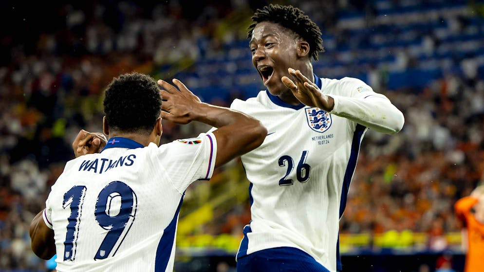 L'Angleterre s'emballe pour Kobbie Mainoo (à droite).