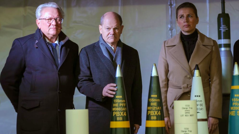 Armin Papperger (von links), Deutschands Kanzler Olaf Scholz und Dänemarks Premierministerin Mette Frederiksen im Ferbuar im deutschen Unterlüss.