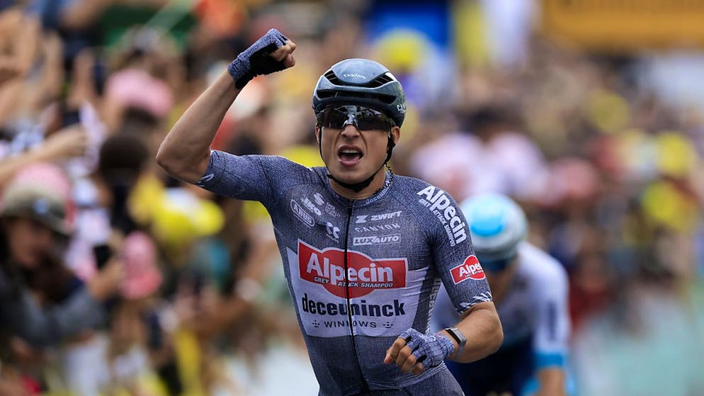 Geschafft: Jasper Philipsen setzt sich bei der Zieldurchfahrt in Pose