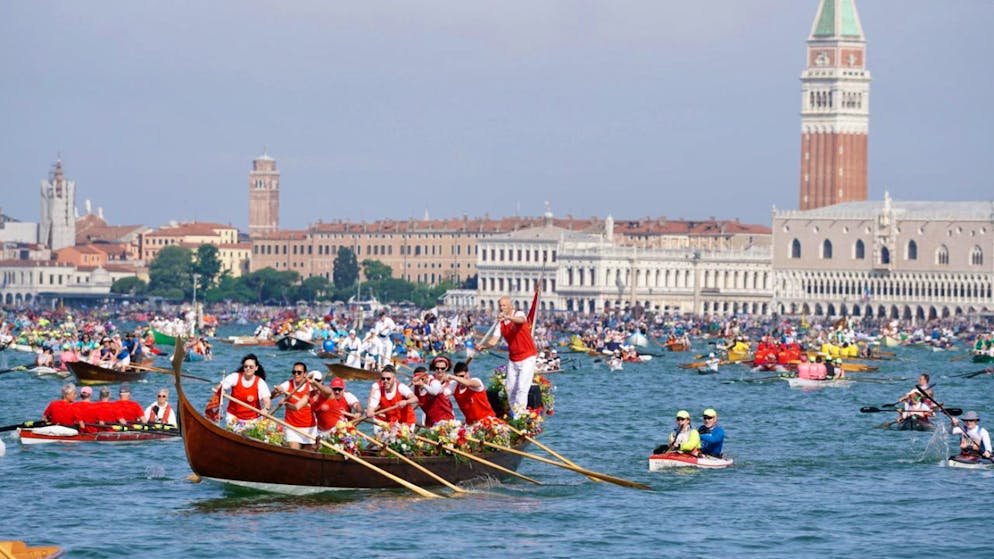 Als erste Stadt der Welt verlangt Venedig von Tagesbesuchern Eintritt. Jetzt wird auch die Grösse von Touristengruppen begrenzt.