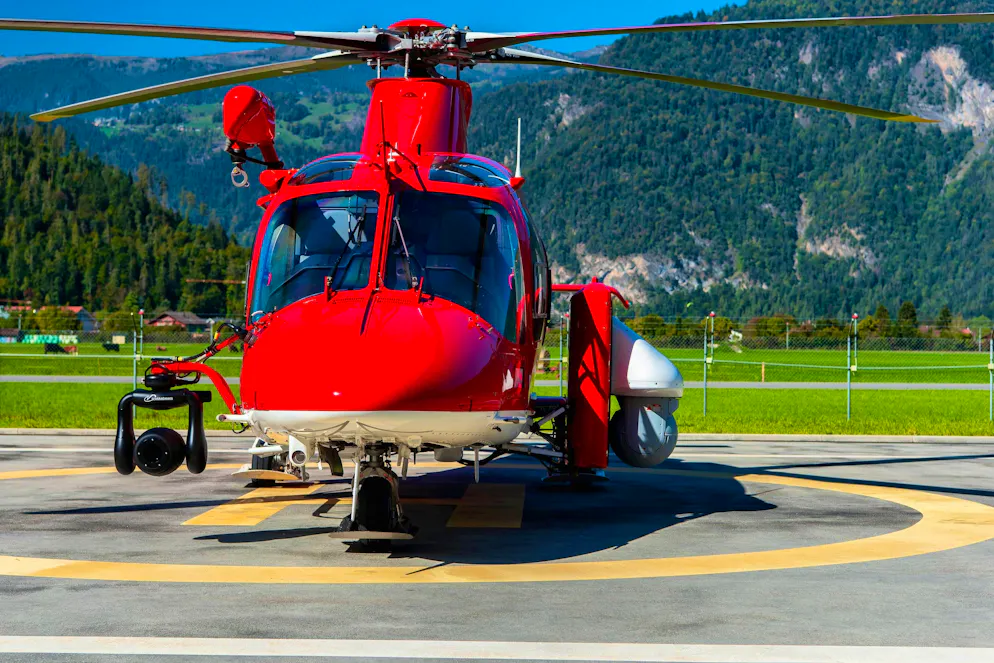 The Rega search helicopter has a highly sensitive thermal imaging camera and can locate a cell phone, even if there is no reception in the area.