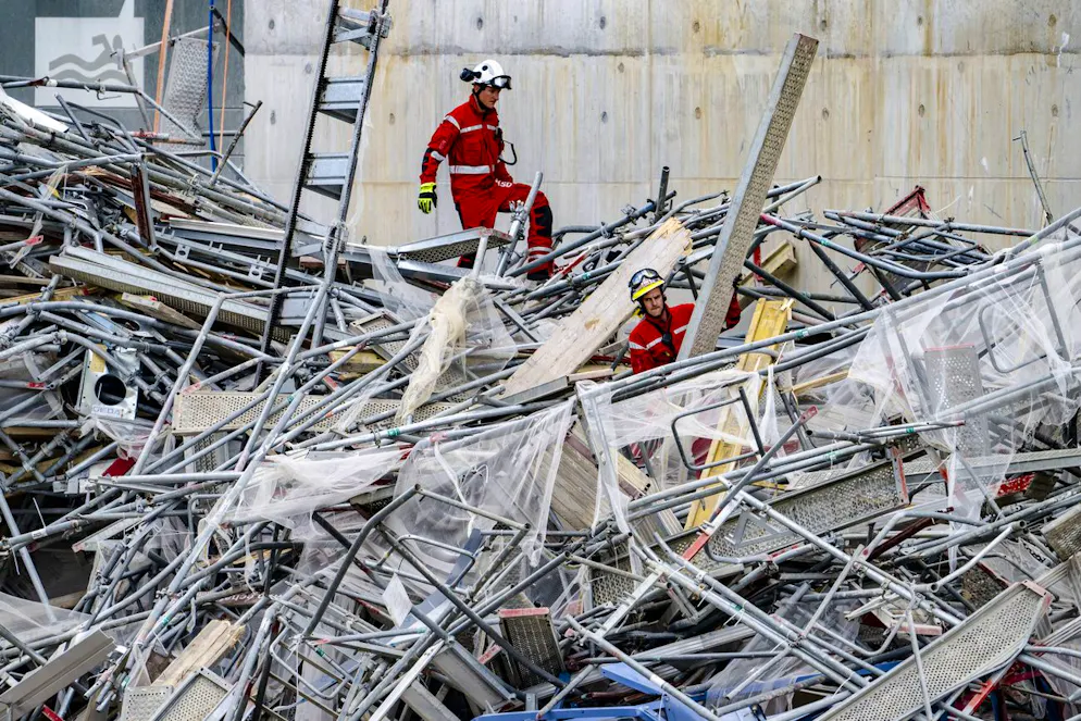 Crollo impalcatura a Prilly. Il bilancio provvisorio parla di almeno tre persone rimaste uccise.