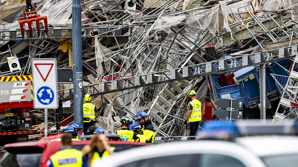 Crollo impalcatura a Prilly. I servizi di soccorso al lavoro dopo il crollo dell'impalcatura a Prilly