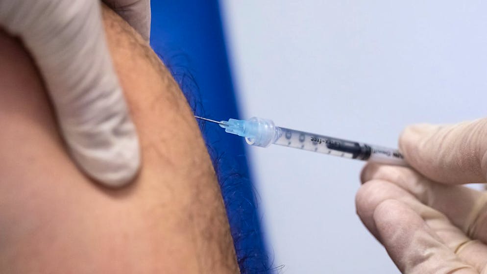 ARCHIV - Ob der Impfstoff gegen Pocken gegen die neue Variante wirksam ist, sei noch nicht erforscht, sagt John Claude Udahemuka, Dozent an der Universität Ruanda. Foto: Sven Hoppe/dpa