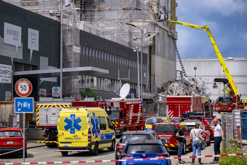 Crollo impalcatura a Prilly. La zona del sinistro è ancora isolata per paura di nuovi crolli.