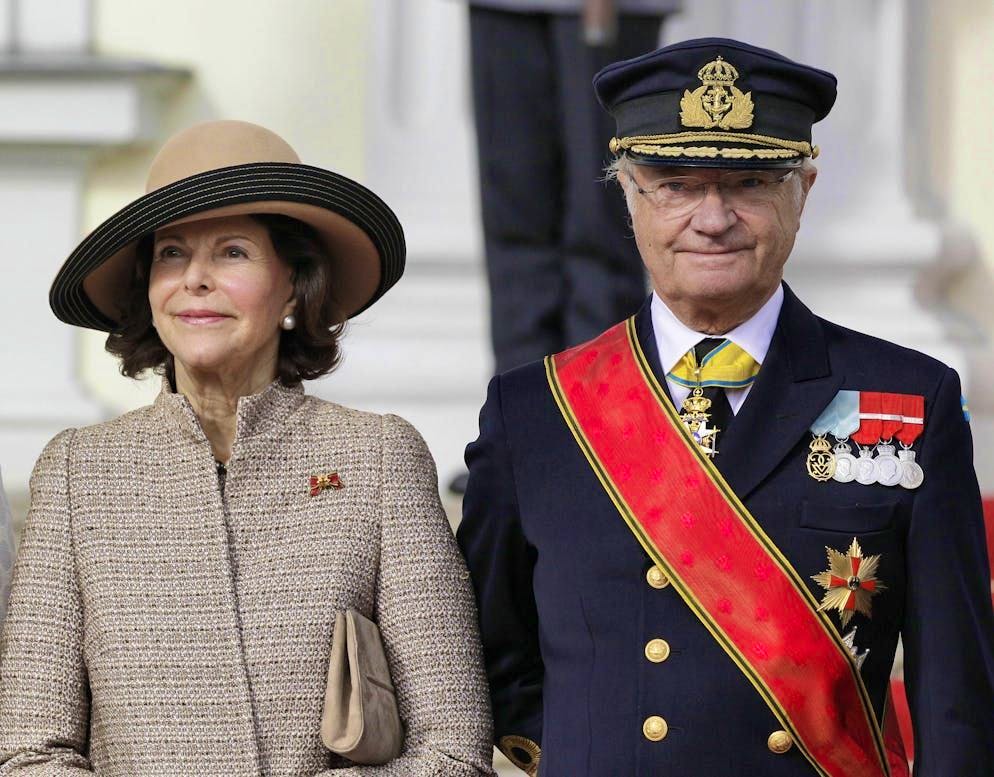 Ecco quanto guadagnano le regine. La regina Silvia di Svezia è una delle reggenti più ricche del mondo. Il patrimonio complessivo suo e del marito re Carl Gustav ammonta a circa 70 milioni di franchi.