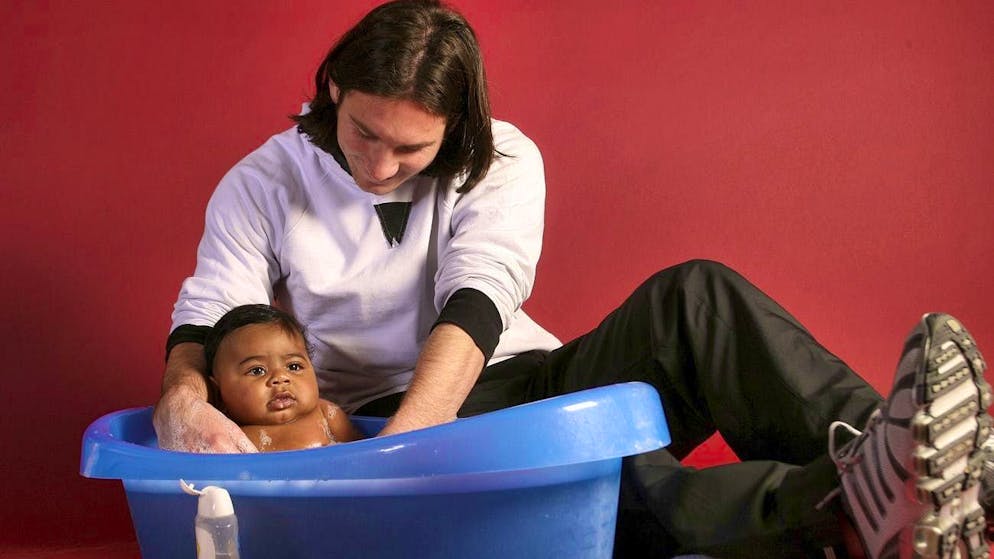 Lionel Messi with baby Lamine Yamal in the fall of 2007 as part of a photo shoot for a charity campaign.