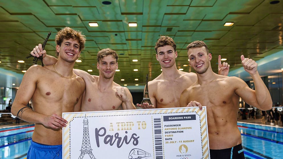 Noè Ponti (links), Roman Mityukov (Zweiter von links), Thierry Bollin (Dritter von links) und Antonio Djakovic posieren mit dem Eiffelturm.