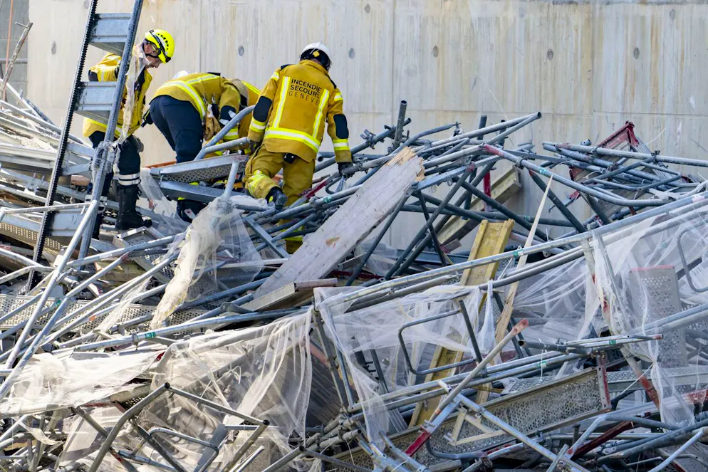 Crollo impalcatura a Prilly. Sul posto numerosi i soccorritori.