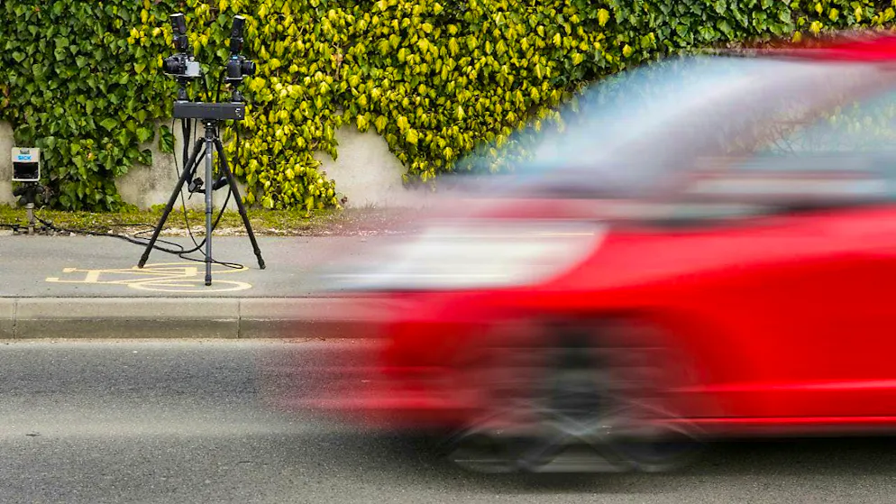 Due to massive speeding, the police want to intensify speed checks at two locations. (symbolic image)